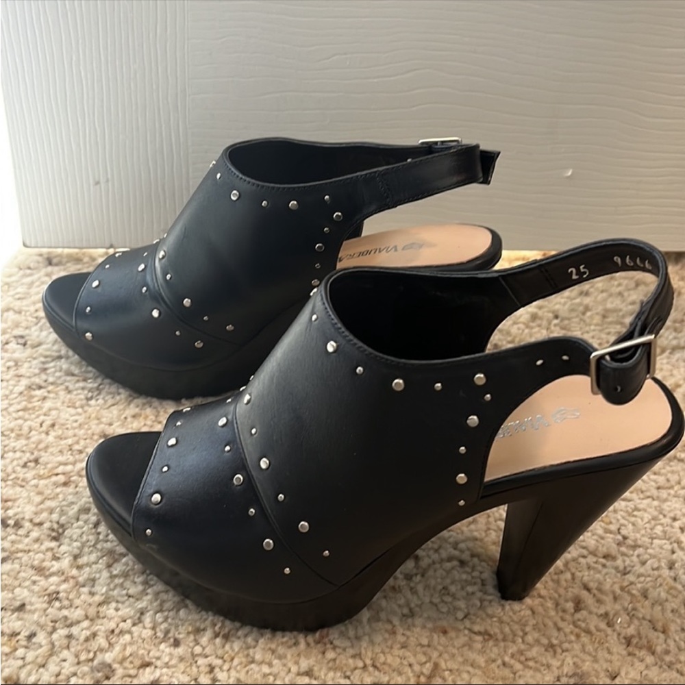 Black heels (Never worn)